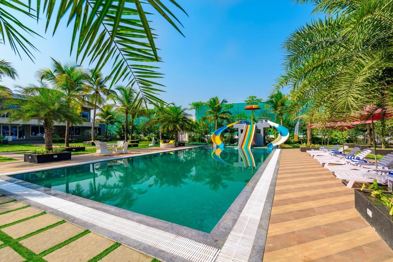 Saffronstays Palm Paradise, Kalyan Khadavli - Swimming Pool With Water Slides, Gazebo And Indoor Games Padghe Exterior foto